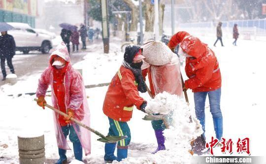 襄阳环卫工人清扫路面积雪 涂玉国 摄