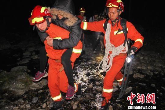 6名老年驴友被成功救出。夷陵消防供图