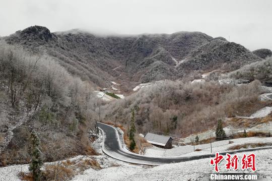 牛庄乡银装素裹景色迷人。 肖永奎 摄