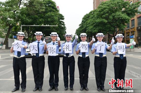 女警中队拍摄照片呼吁司机礼让行人 宜昌交警供图