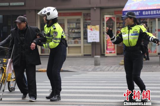 两名女警帮助行动不便老人过马路 宜昌交警供图