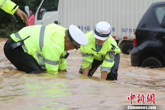 女警和男民警一起在暴雨后疏导交通 宜昌交警供图