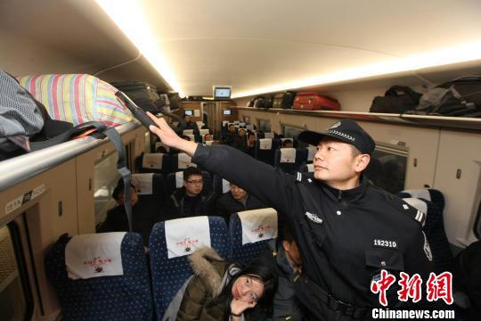图为,武汉铁路警方在列车再次进行安全检查 蔡斯芊 摄