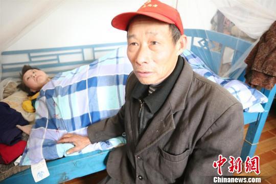 孔凡贵大半辈子做的最多的事就是陪在女儿身边 吴延 摄