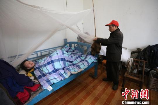 孔凡贵悉心守护瘫痪女儿 吴延 摄