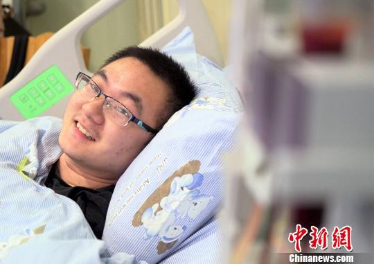 3月1日,在武汉儿童医院造血干细胞采集中心,“90后”大学生小彭捐出115毫升造血干细胞悬浮液。 张祖国 摄