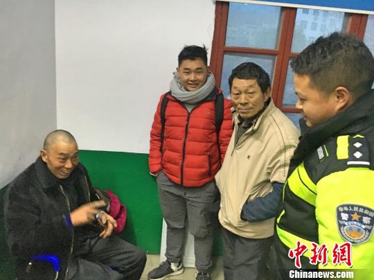 冯仕桃的妹夫和侄儿从重庆忠县赶到五峰 鄢泽洲 摄