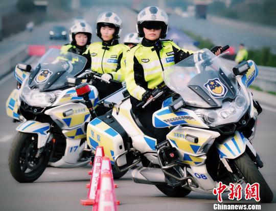 女警中队骑警小组英姿飒爽 宜昌交警供图