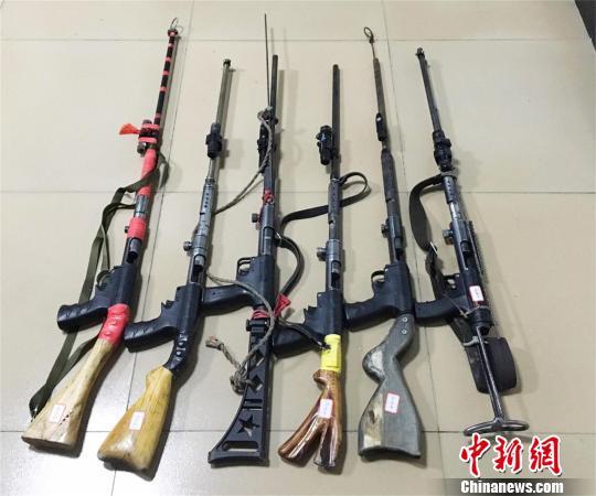 警方收缴的部分枪支 欧阳智慧 摄