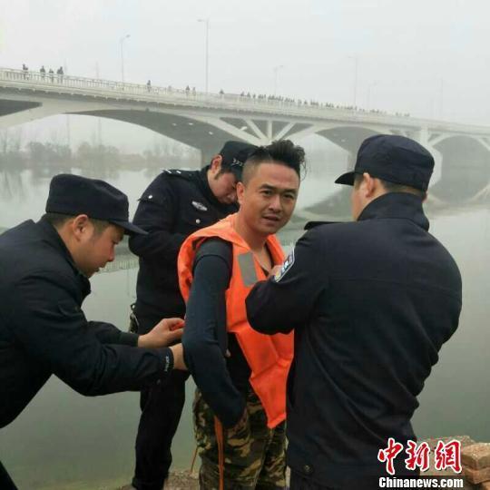 民警帮助张月波穿上救生衣 李开明 摄