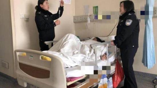 图为：死缓犯在医院接受治疗