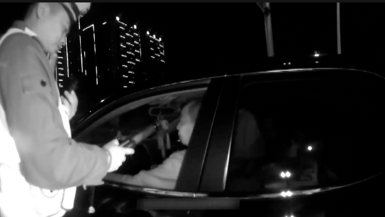 男子酒驾被查辩称喝了藿香正气液 面对血检才