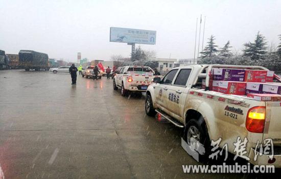 志愿者给被困司乘人员送泡面和热水 刘晓 摄
