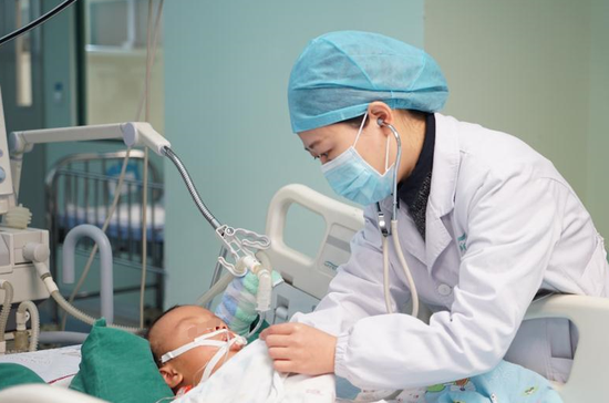 3岁男童嗑瓜子呛入气道 手术取出1.5厘米长葵