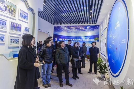 各位来宾在武汉国家航天产业基地临时展馆内参观基地规划建设情况。湖北日报全媒记者梅涛、通讯员裴斌摄