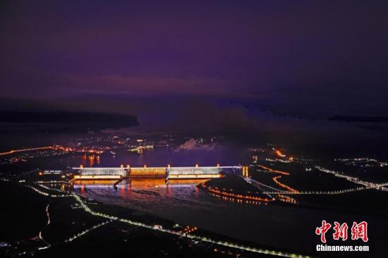 资料图：三峡大坝安装的各式夜景灯光。李风 摄