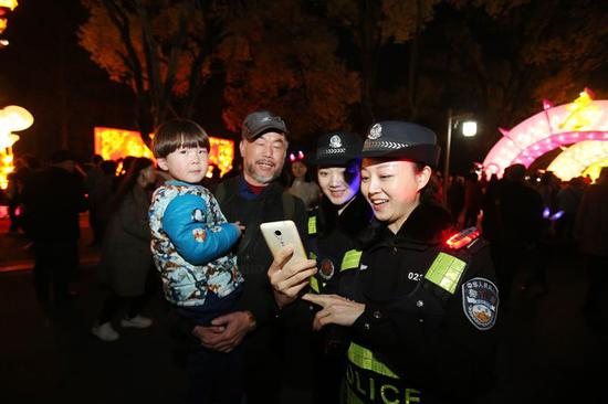 图说:警花组合为游客服务。(视界网 应后威 胡子昂 王艺臻摄)