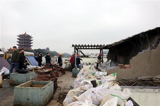 图为正在拆俯视线内楼顶的违建情景。(视界网 殷莉红 摄)