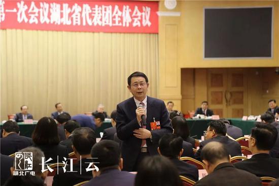 闫大鹏代表回答光明日报记者提问