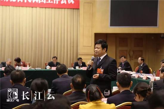 十堰市委副书记、市长陈新武代表回答香港商报记者提问