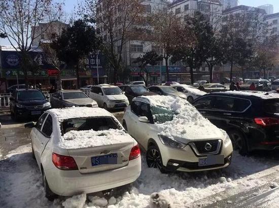 随州中医院楼下,雪把车砸坏了