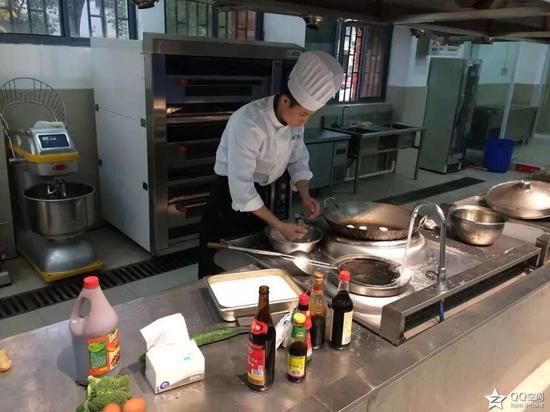 天门小伙赴南极为科考队掌勺 采访者供图