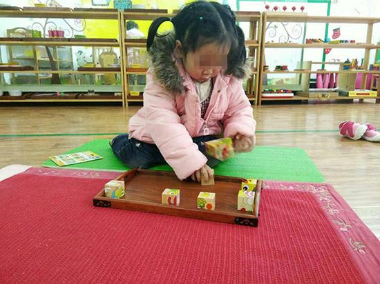 依依在幼兒園。