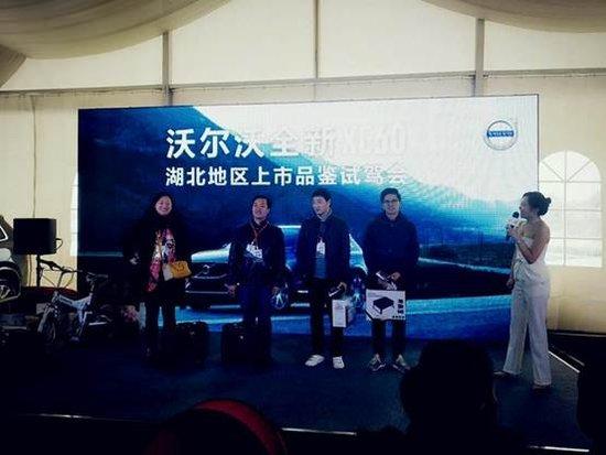 在试驾和购车之余,沃尔沃还准备了冷餐和美甲等贴心服务。