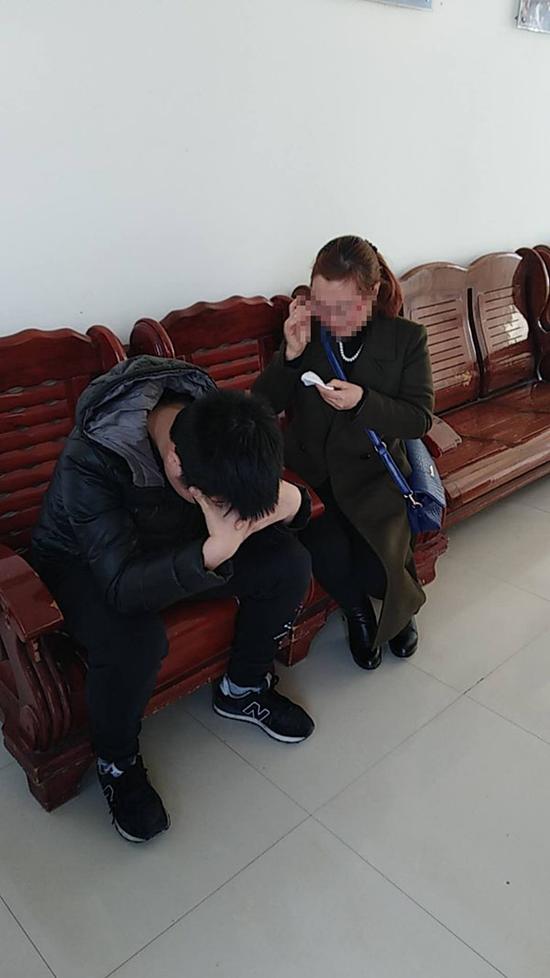 小王的家人到派出所接他。 警方供图