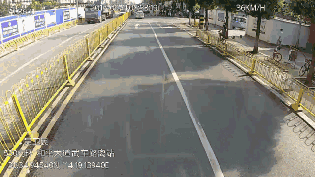 图片截自公交车车载监控视频