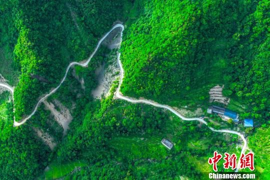 航拍茶丘公路全景　杨威　摄