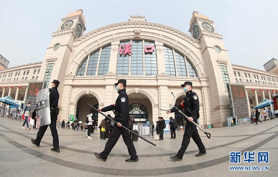 图为1月17日，武汉铁路公安处汉口车站派出所民警在站前巡逻，保障旅客安全出行。新华网发 胡金力摄