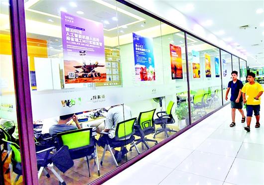 图为:暑假里各大培优机构成了“香饽饽”