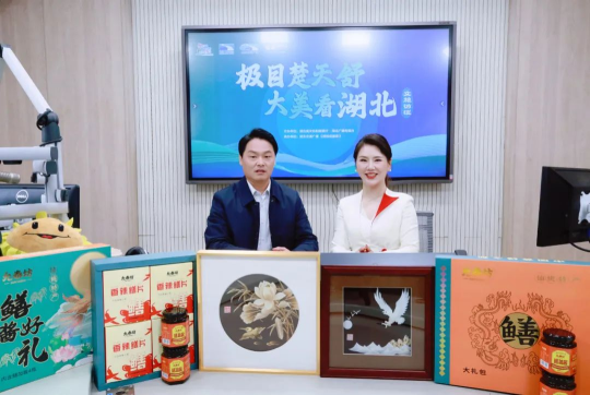 (仙桃市文化和旅游局党组书记、局长魏厚军和主持人辣妹)