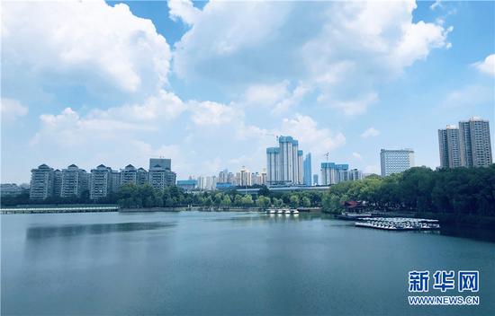 图为20日武汉市区天气晴朗,当日最高温度达37℃。新华网 夏国燕 摄