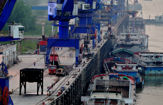 【看长江之变】建设绿色环保综合港万吨货轮6小时可完成装卸