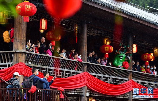 圖為游客在咸豐縣唐崖土司城址觀看“土司嫁女”表演。新華網(wǎng)發(fā) 李維君攝