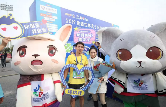 今年咸马赛道上两只小可爱也化身成了倒计时吉祥物、热身操吉祥物、颁奖礼仪吉祥物、花童吉祥物现身咸马赛场