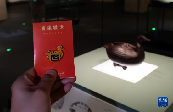 新华社记者 肖艺九 摄

　　5月12日拍摄的彩漆木雕鸳鸯形盒文创徽章。