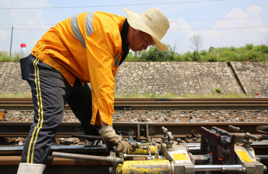 |38°C高温 40人踏“火”而行保畅通