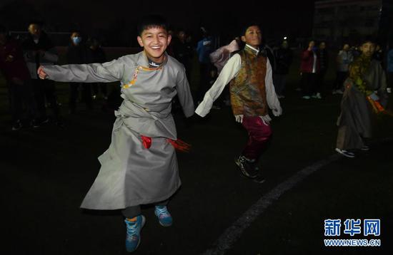 武汉西藏中学学生在操场上跳舞(2月12日摄)。新华社记者 程敏 摄
