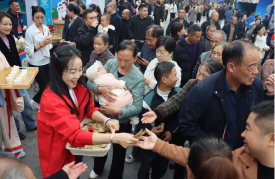 襄糖铺的襄妃糖引众多市民争相品尝