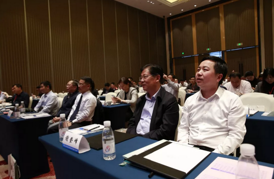 神农架林区政府区长刘启俊(图右一),林区政协主席、世中联森林康养专委会顾?#24066;?#30331;峰(图右二)出席会议。