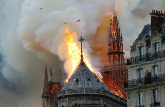 巴黎圣母院突遭大火。 图源：AFP