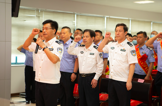 张光敏同志带领全体党员重温入党誓词