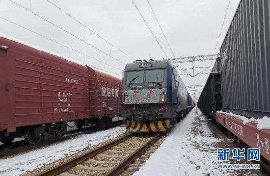 图为1月15日，75010次列车从吴家山站安全开出。新华网 李伟摄