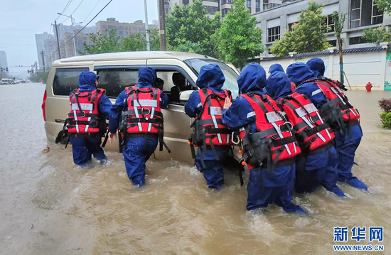 咸宁市消防救援人员救助被困群众。新华网发（咸宁市消防救援支队供图）