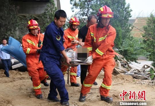 工人被成功救出 蒋锋 摄