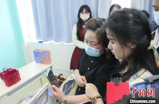 彭秋子与女儿视频 湖北省妇幼保健院供图