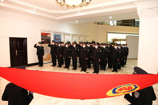铭记入警誓词,忠诚履职尽责。